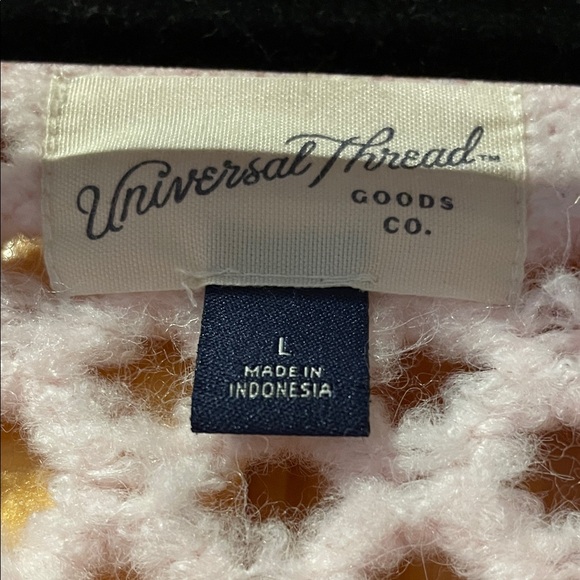 Woman’s Universal Thread Large Oversized Blush Pink V-Neck Sweater - Picture 3 of 5